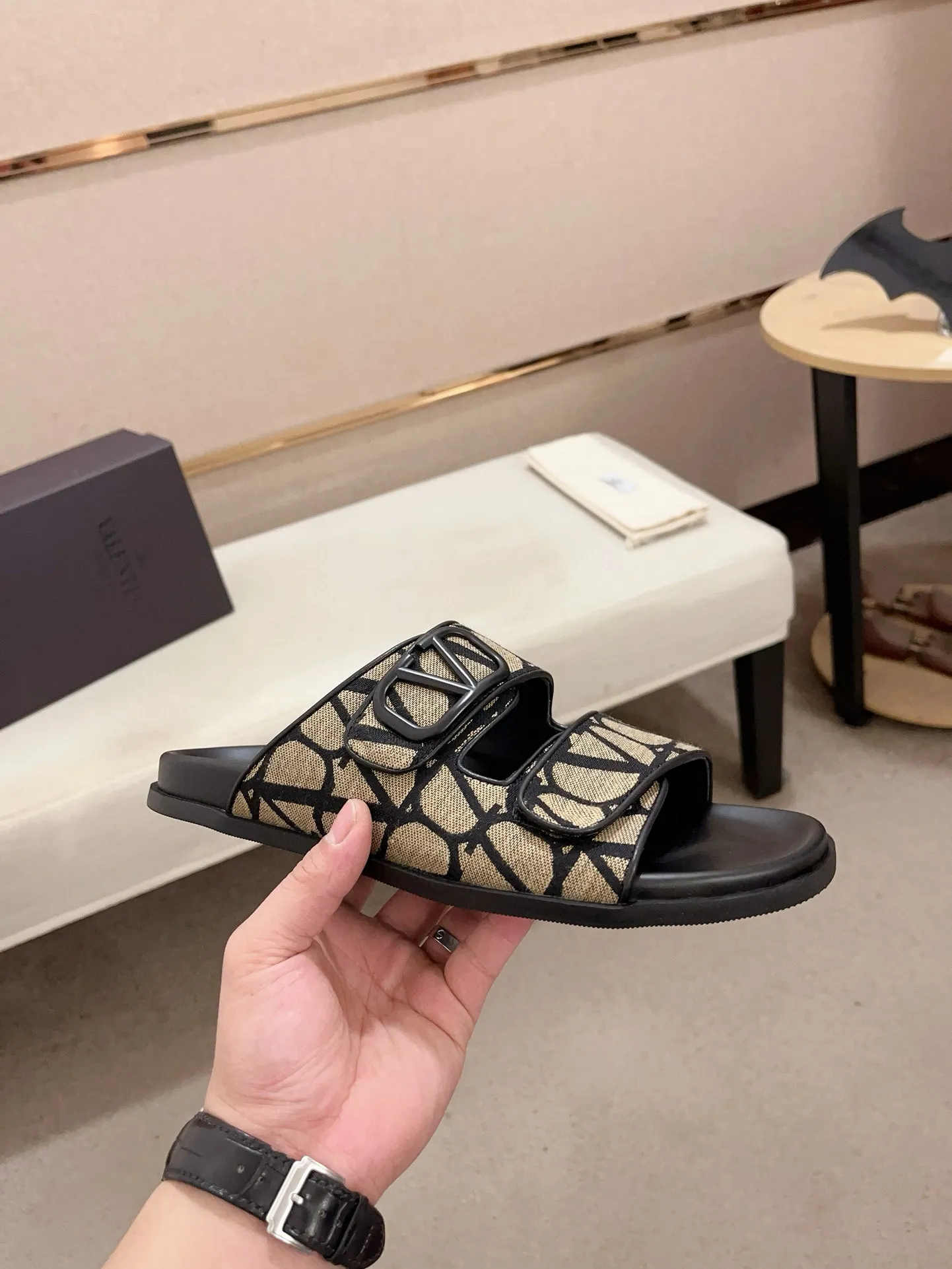 Men's shoes💰: 440💰[Valentino] New men's boutique slippers, counter quality, classic plaid, the actual workmanship is quite complex🔰The uppers are made of imported fabrics➕🐑Sheepskin lining, which tests the craftsman's craftsmanship➕original PU outsole. Size: 38-44 (45 can be customized, non-refundable)